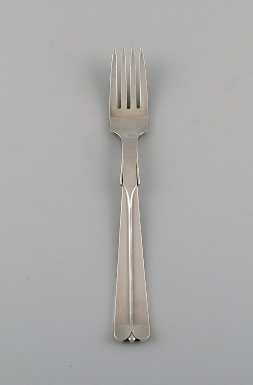 Hans Hansen silverware no. 7. Art deco dinner fork in sterling silver. 1930s. 
Four pieces in stock.
