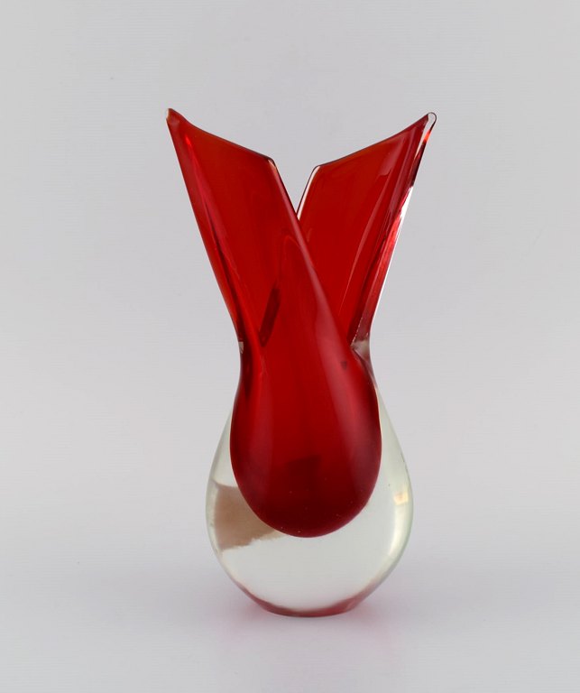 Murano vase i rødt og klart mundblæst kunstglas. Italiensk design, 1960