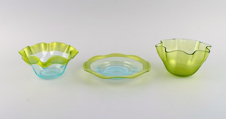Scandinavian glass artist. Plate and two bowls in mouth-blown art glass with 
wavy edges. The 1980s.
