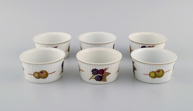 Royal Worcester, England. Six small Evesham porcelain bowls decorated with 
fruits and gold rim. 1980s.
