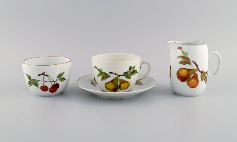 Royal Worcester, England. Evesham morgenkop med sukkerskål og flødekande 
dekoreret med frugter og guldkant. 1980