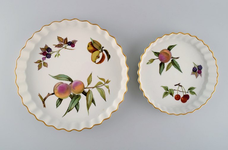 Royal Worcester, England. Two Evesham pie dishes in porcelain decorated with 
fruits and gold rim. 1980s.
