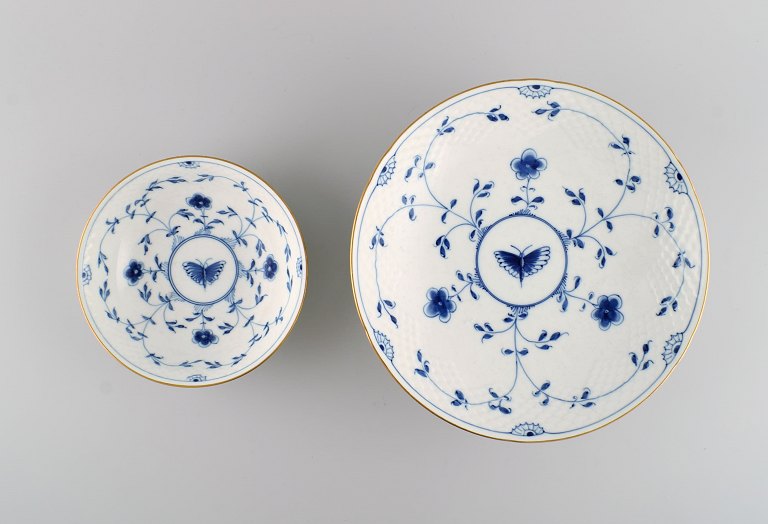 To Bing & Grøndahl Sommerfugl skåle i håndmalet porcelæn med guldkant. Midt 
1900-tallet.
