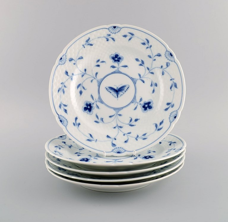 Five Bing & Grøndahl Butterfly dinner plates in hand-painted porcelain. Model 
number 25. Mid 20th century.
