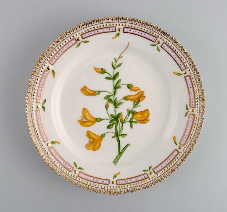 Royal Copenhagen Flora Danica frokosttallerken i håndmalet porcelæn med blomster 
og gulddekoration. Modelnummer 20/3550. 
