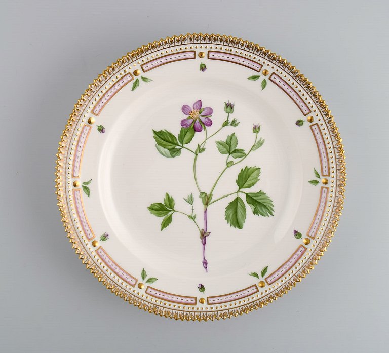 Royal Copenhagen Flora Danica frokosttallerken i håndmalet porcelæn med blomster 
og gulddekoration. Modelnummer 20/3550. 
