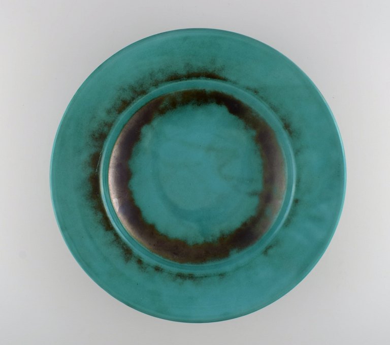 St. Erik, Upsala. Stor art deco skål / fad i glaseret keramik. Smuk glasur i 
grønne nuancer. 1930