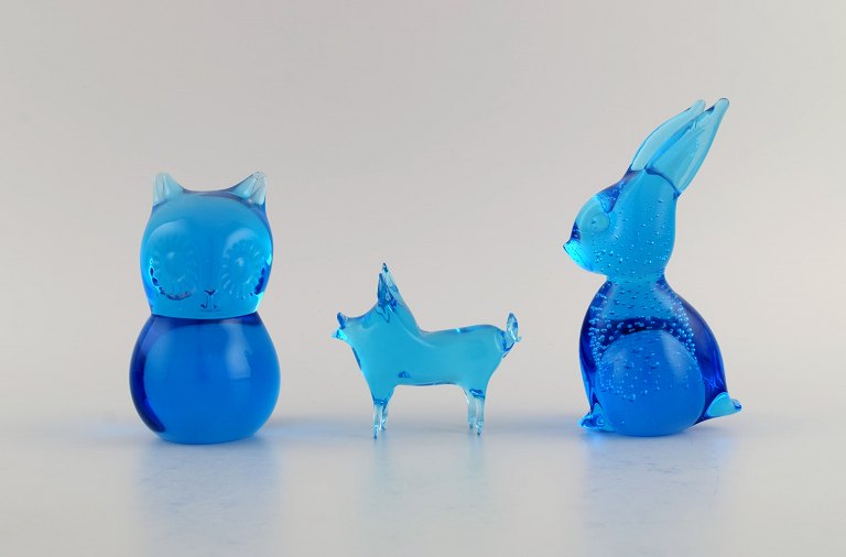 Ronneby, Sverige. Tre figurer i blåt mundblæst kunstglas. Ugle, kanin og gris. 
1970