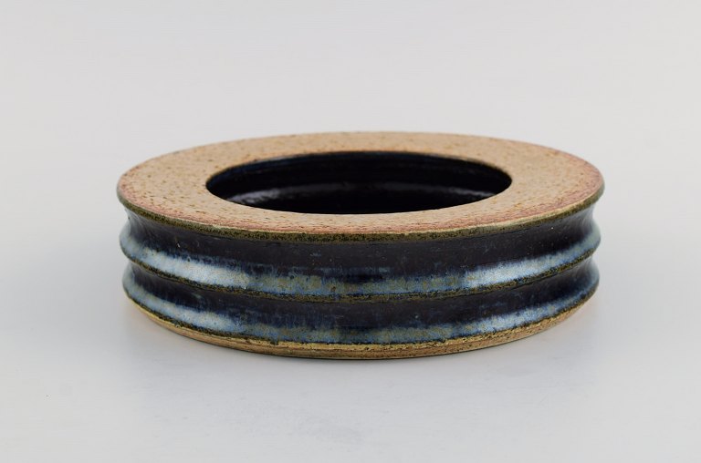 Britt-Louise Sundell (1928-2011) for Gustavsberg Studiohand. Bowl in partially 
glazed stoneware. Beautiful speckled glaze in deep blue shades. 1960s.

