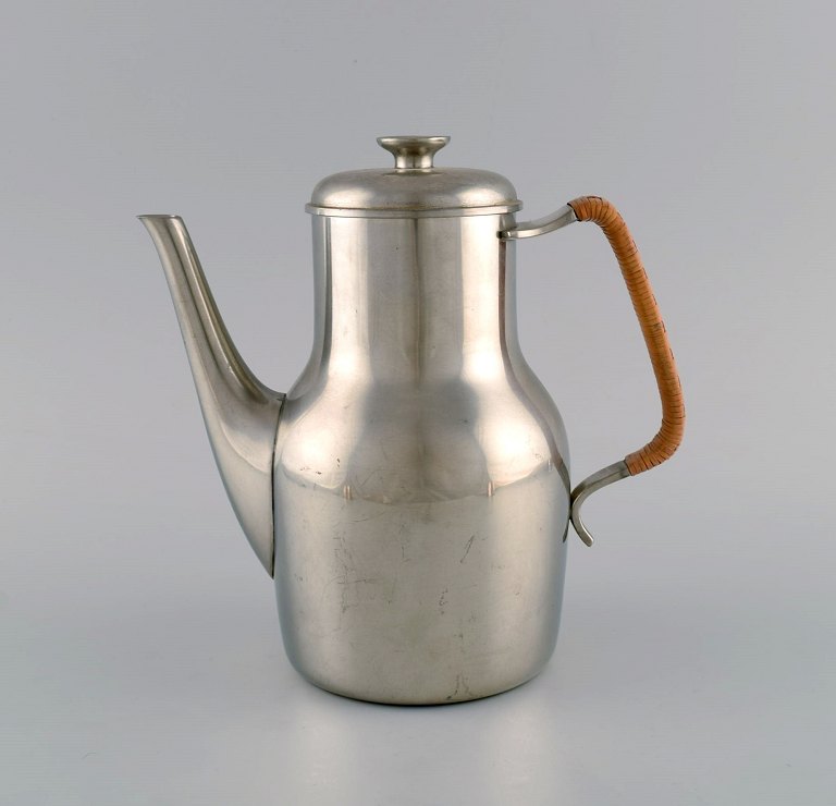 Just Andersen (1884-1943), Denmark. Art deco tin coffee pot with wicker handle. 
1940s. Model number 2758.
