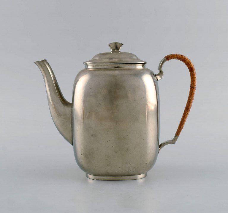 Just Andersen (1884-1943), Denmark. Art deco tin coffee pot with wicker handle. 
1940s. Model number 2421.
