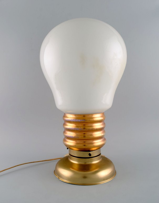 Stor bordlampe i messing og opalglas formet som elpære. 1960