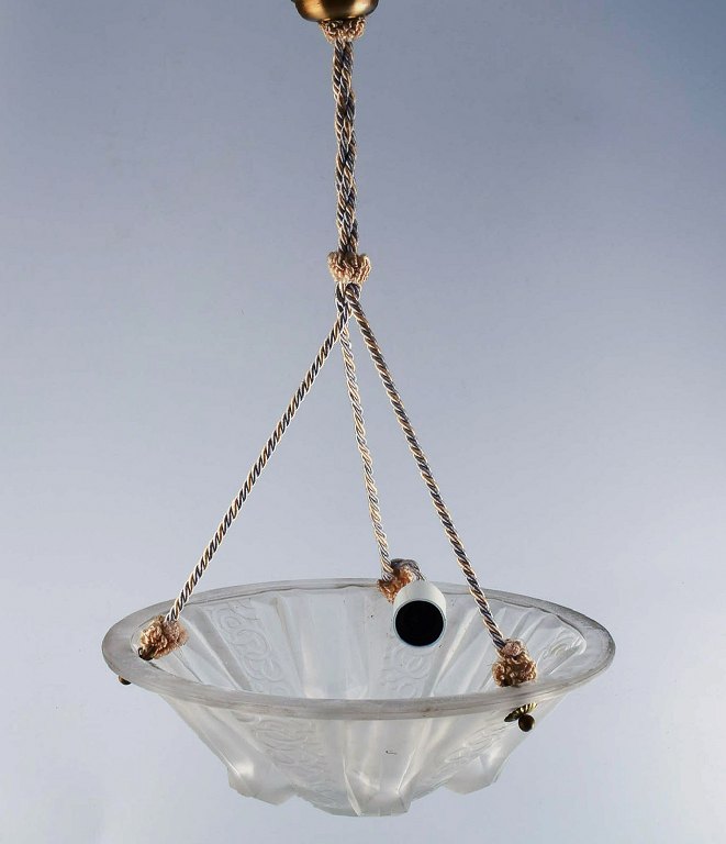 Muller Frères, Luneville. Stor imponerende art deco lysekrone udformet med 
bladværk i materet kunstglas.
1930/40
