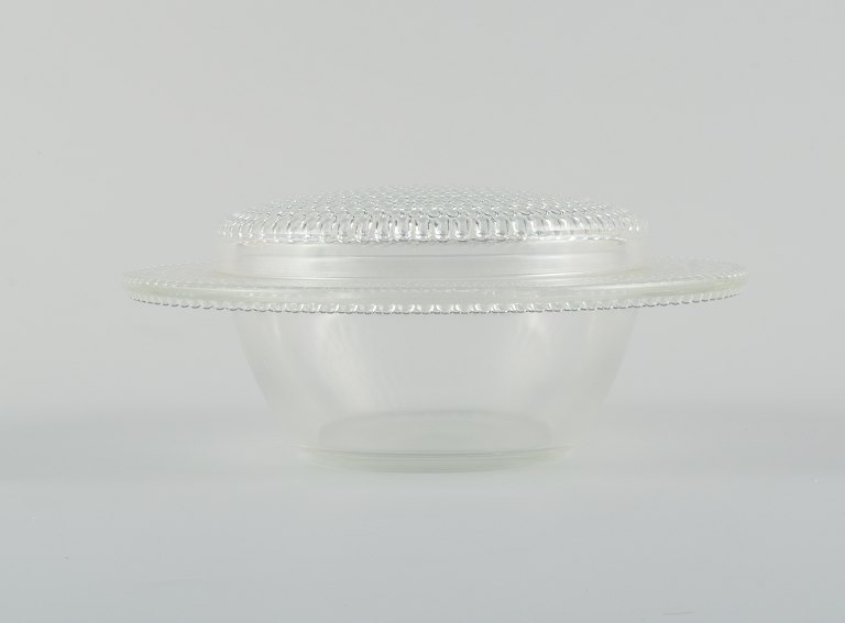 Early René Lalique Nippon-4 cover bowl in art glass with inlaid air pearls.
About 1933.