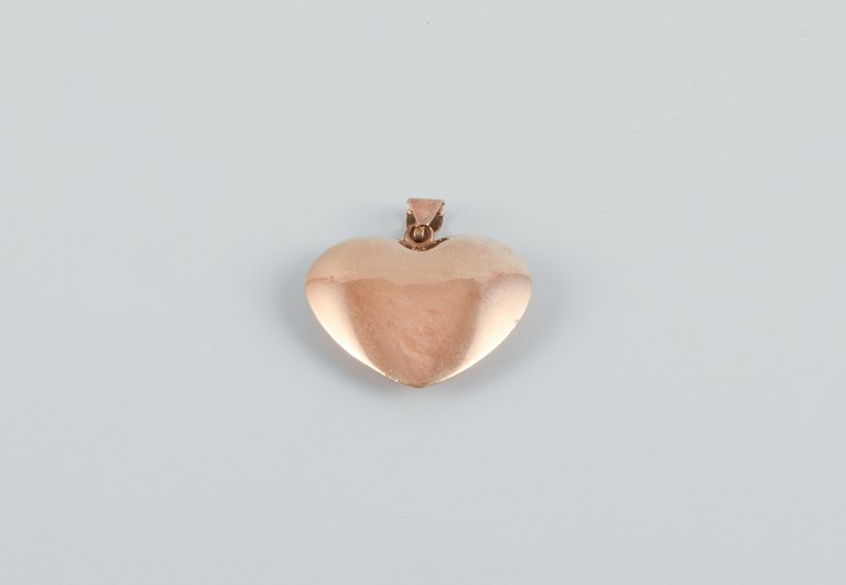 Scandinavian goldsmith, pendant in the shape of a heart.
Marked with the goldsmith