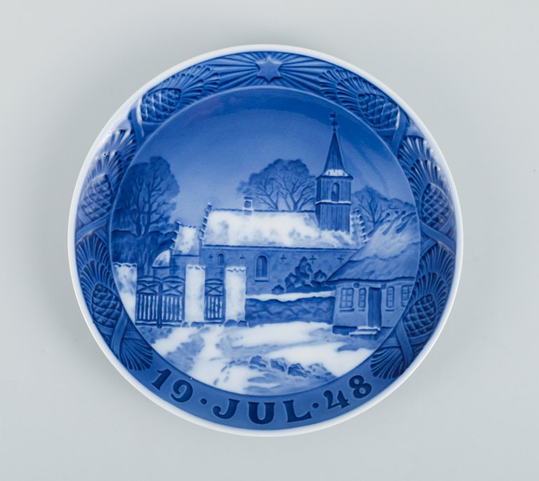 Royal Copenhagen Christmas plate from 1948.
