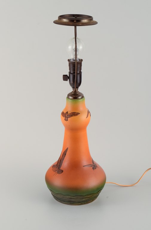 Ipsens enke, Danmark. Bordlampe i glaseret keramik med håndmalede måger. 
1940