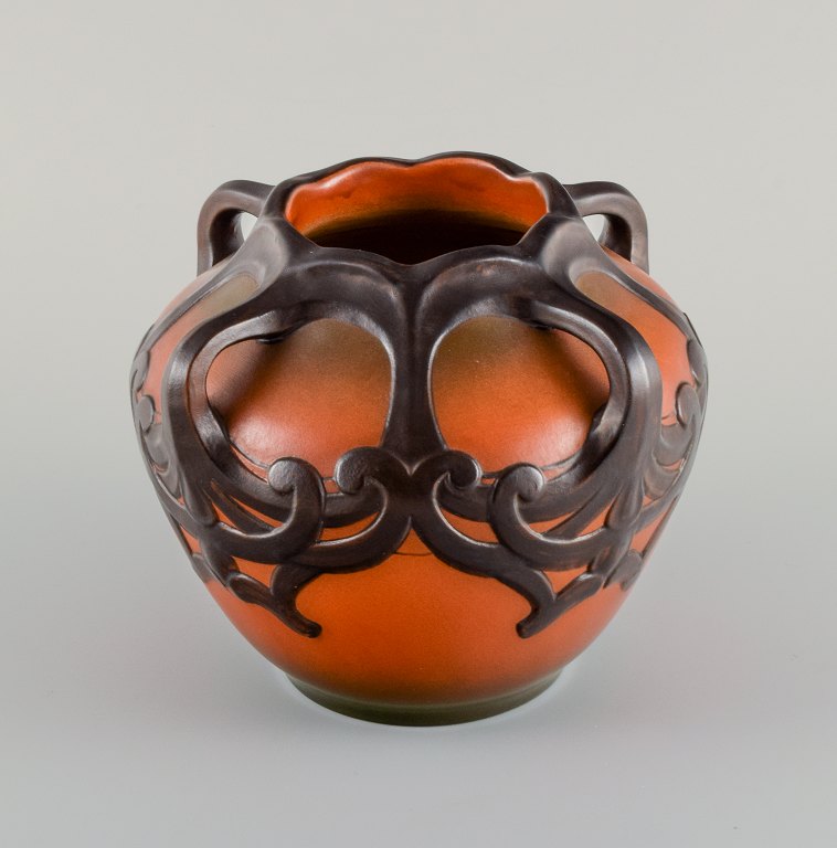 Ipsens enke, Danmark. Art nouveau vase i håndmalet glaseret keramik. Modelnummer 
710. 
