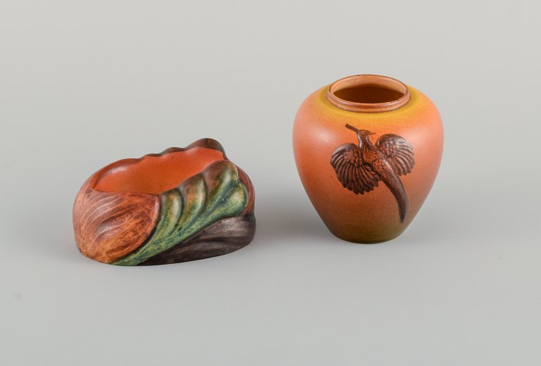 Ipsens enke. 
Pibeholder og vase i håndmalet glaseret keramik.