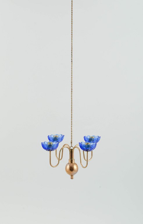 Gunnar Ander for Ystad Metall. Chandelier for four candles in brass and 
mouth-blown art glass shaped like flowers.