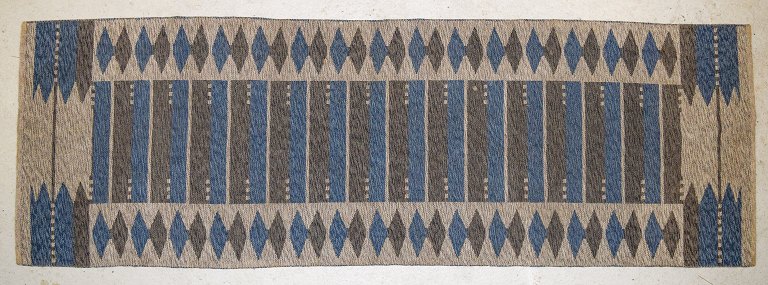 Swedish textile designer, runner in wool. Geometric fields in grey, white and blue shades. 1960s/70s.