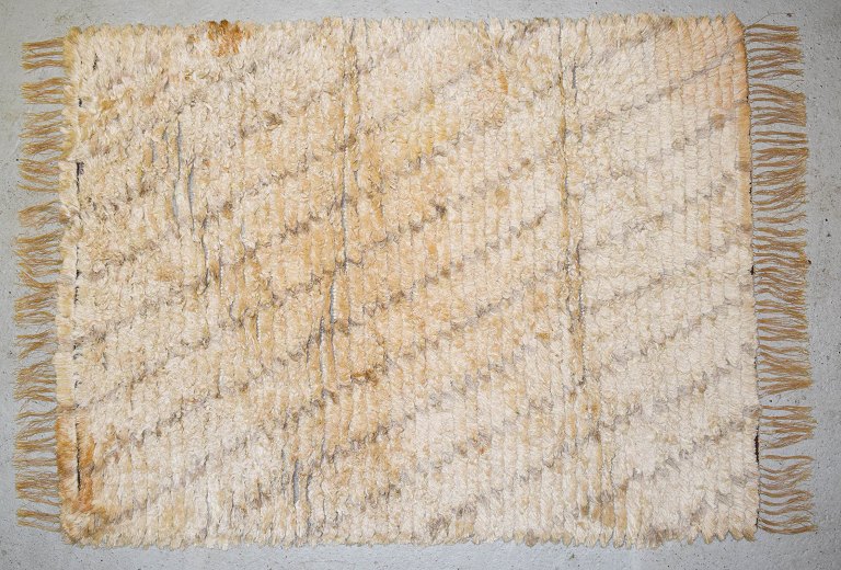 Swedish textile designer.
Rya rug with fringes in pure wool in light shades.