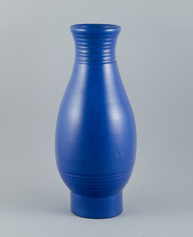 Bo Fajans, Sverige.
Stor keramikvase i blå glasur.
Håndlavet.