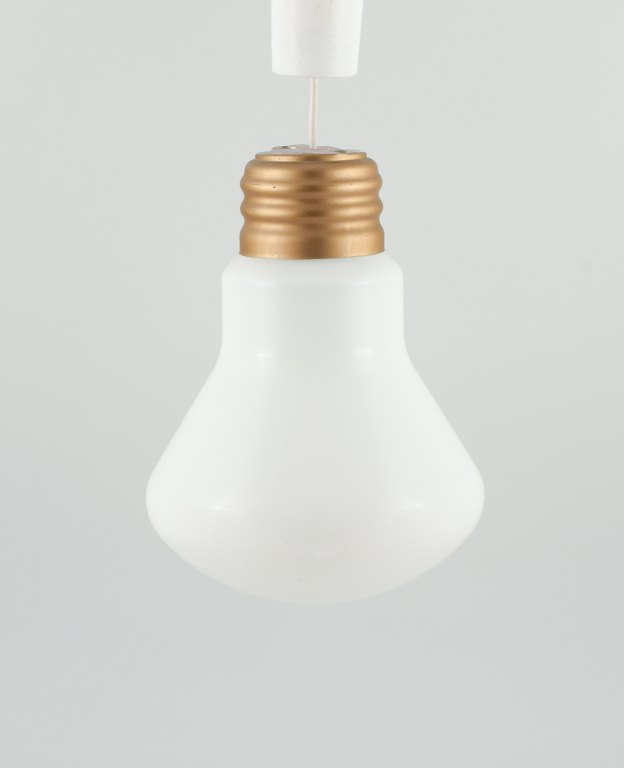 Elpære formet loftslampe i matteret glas og metal. 
Ingo Maurer stil.