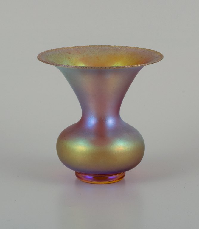 WMF, Tyskland. Vase i iriserende Myra kunstglas. 
1930