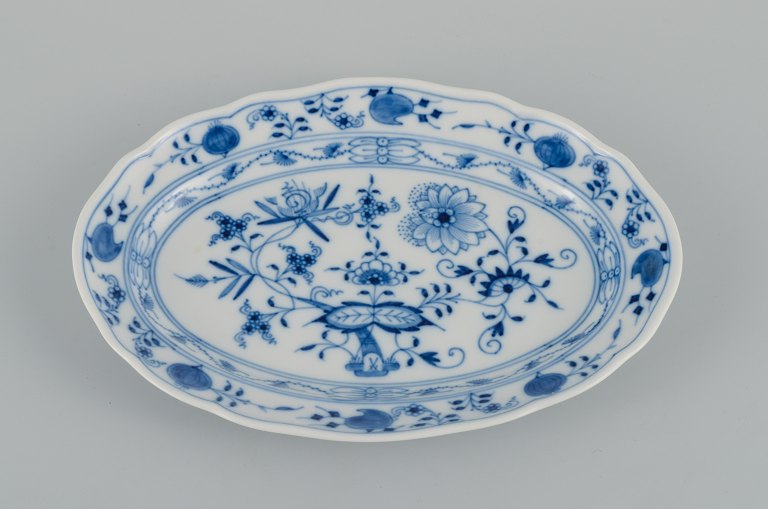 Meissen, Blue Onion oval dish.