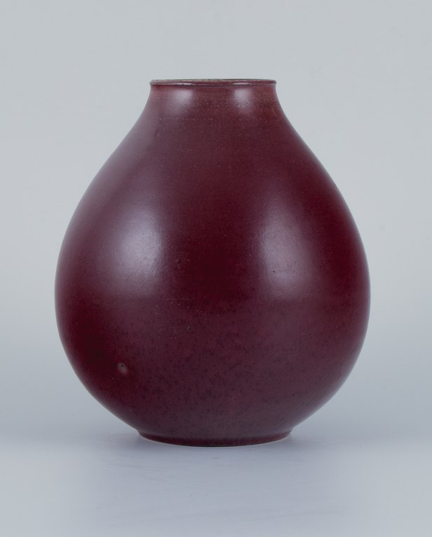 Kresten Bloch for Royal Copenhagen, keramikvase i okseblodsglasur.