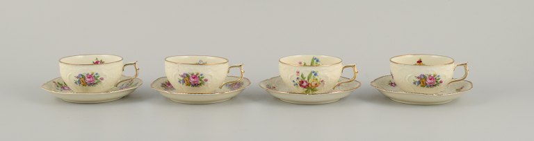 Rosenthal, Tyskland, "Sanssouci". Fire mokkakopper med tilhørende underkopper 
dekoreret med blomster og guld.