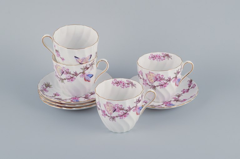 Tuscan, England, Bone China. Fire sæt store kaffekopper med tilhørende 
underkopper dekoreret med sommerfugle og kirsebærtræ.