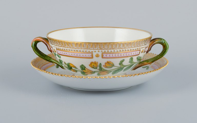 Royal Copenhagen Flora Danica boullionkop med underkop i håndmalet porcelæn med 
grenformede hanke, blomster og gulddekoration. 
PROVENIENS : VALDEMARS SLOT
Modelnummer 20/3612.  
