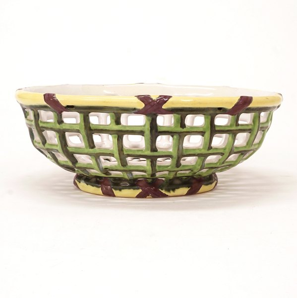 Polychrome faience basket by Marieberg, Sweden, circa 1770. H: 8,5cm. L: 23cm