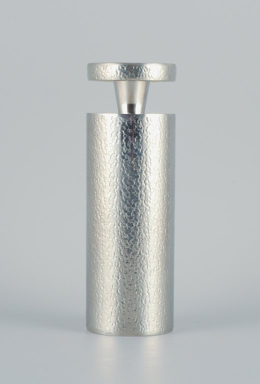 Lars Göransson, hammered modernist pewter cocktail shaker.
High quality cocktail shaker.