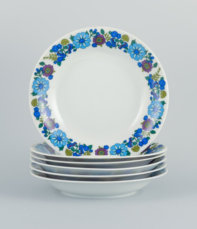 Paar, Bavaria, Jaeger & Co, Germany.
A set of six deep plates in porcelain with a floral motif.