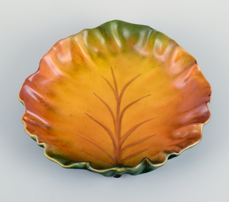 Ipsens Enke, bladformet skål. Glasur i efterårsfarver.