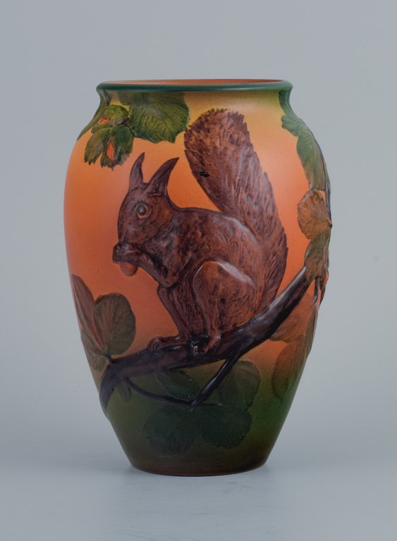 Ipsens Enke, vase med egern, glasur i orange og grønne toner.