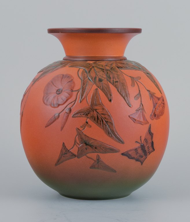 Ipsens Enke, vase med blomster og sommerfugl.
Glasur i orange og grønne toner.