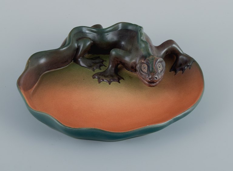 Ipsens, Denmark. Rare dish in hand-painted glazed ceramic with a lizard.