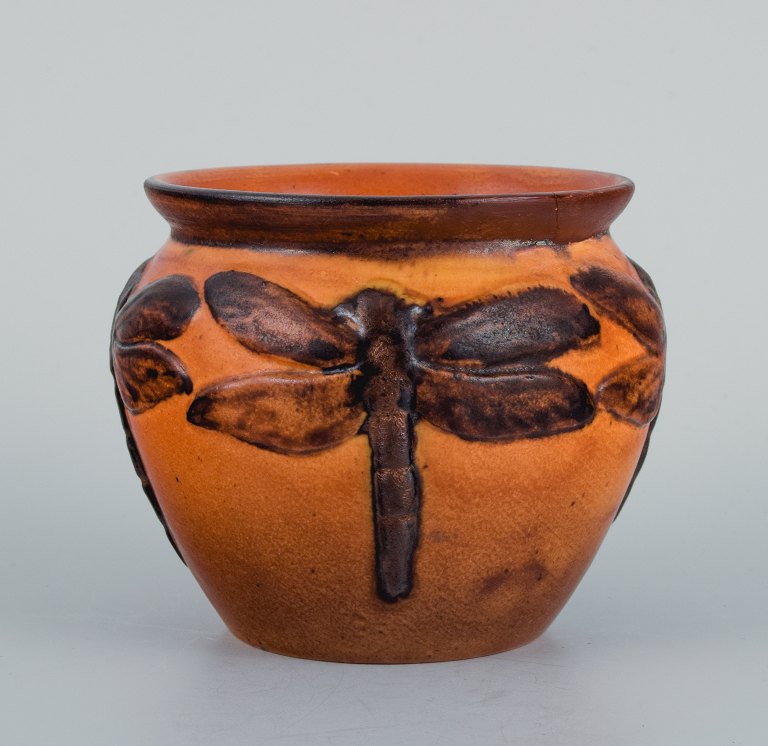 Ipsens Enke. Lille vase prydet med guldsmed, glasur i orangegrønne nuancer.