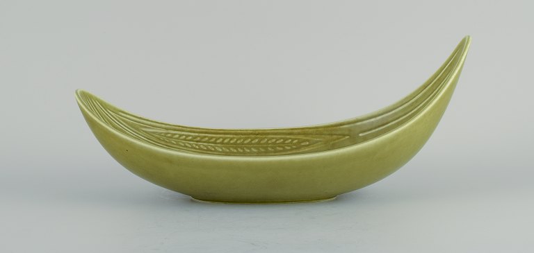 Gunnar Nylund (1904–1997) for Rörstrand. Rialto bowl in ceramic, oblong organic 
shape with light green glaze.