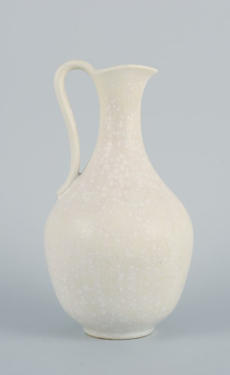 Gunnar Nylund (1904–1997) for Rörstrand. Jug in eggshell glaze.
Mid 20th century.