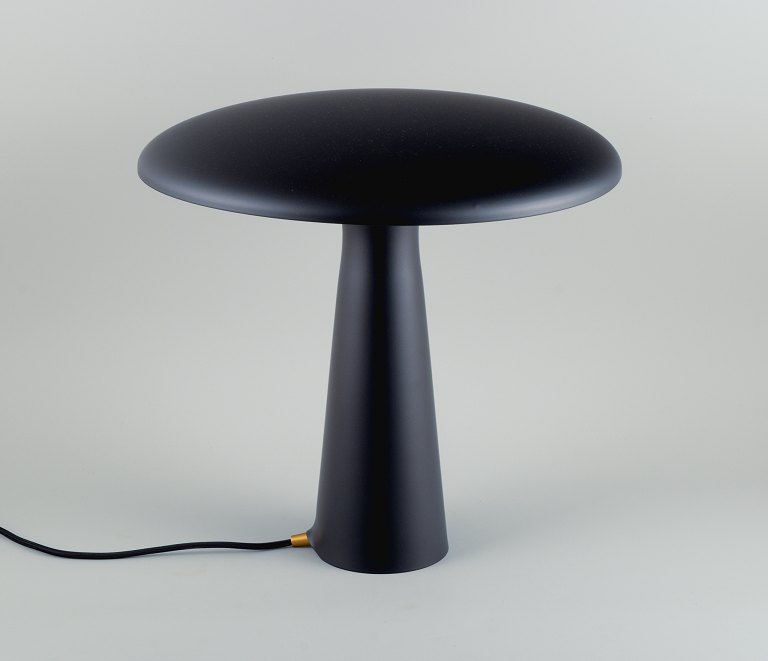 Normann Copenhagen, "Shelter" bordlampe.
Design: Holmbäck-Nordentoft for Normann Copenhagen.