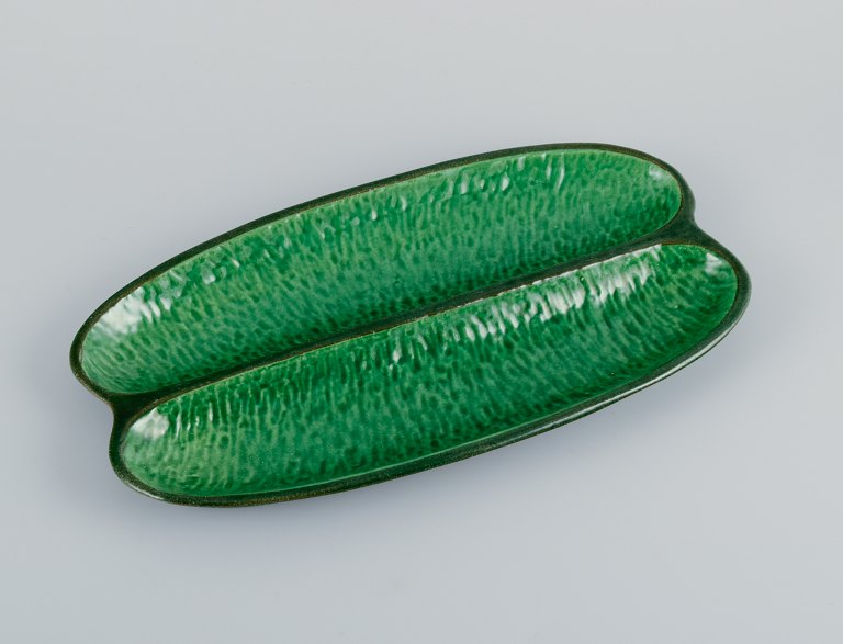 Höganäs, elongated two-part ceramic dish in an organic shape.
Beautiful glaze in shades of green.