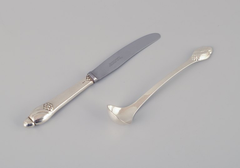 Evald Nielsen, Danmark, skønvirke sukkerske og frugtkniv i 830 sølv.
Modelnummer 6.