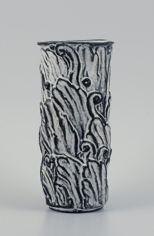 Svend Hammershøi (1873-1948) for Kähler. Vase in glazed stoneware.
Beautiful grey-black double glaze.