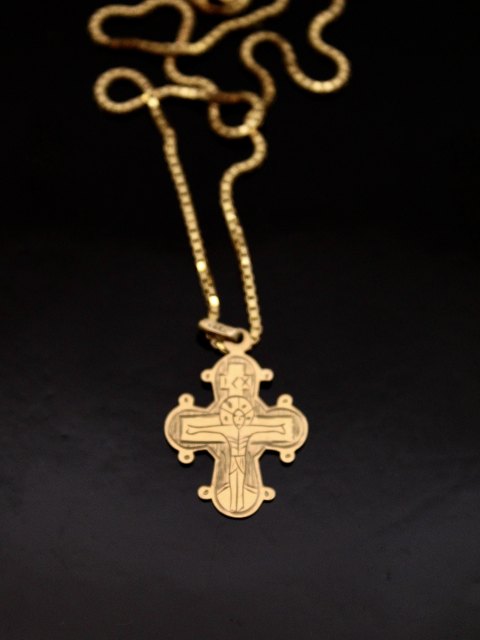 14 carat gold Dagmar cross