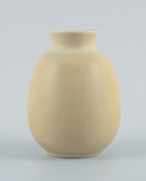 Per Linnemann-Schmidt (1912-1999) for Palshus, Danmark. 
Keramikvase med harepelsglasur i lyse nuancer